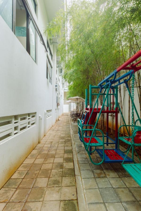 Urbanest Inn House Slipi ジャカルタ エクステリア 写真
