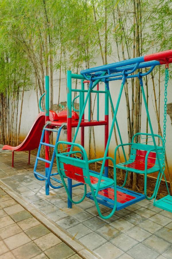 Urbanest Inn House Slipi ジャカルタ エクステリア 写真
