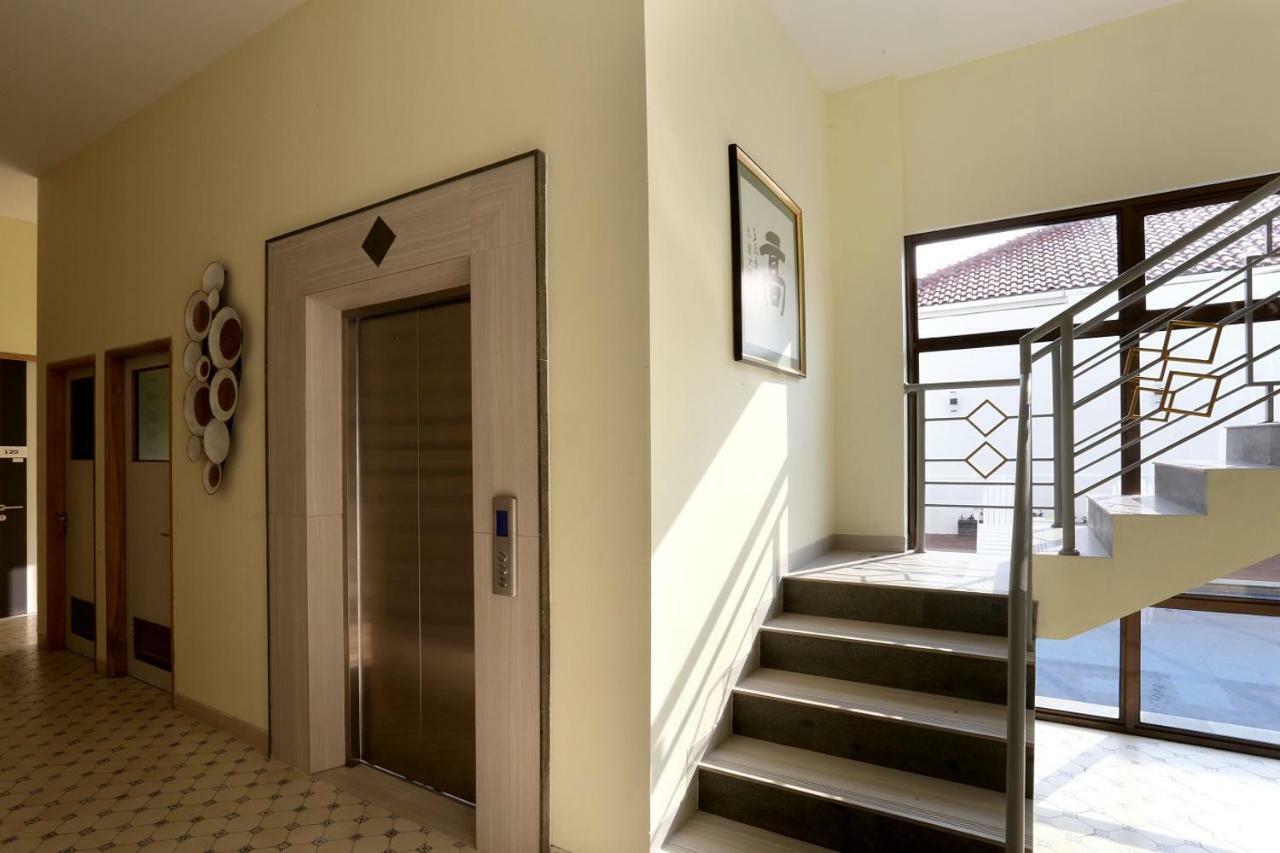 Urbanest Inn House Slipi ジャカルタ エクステリア 写真