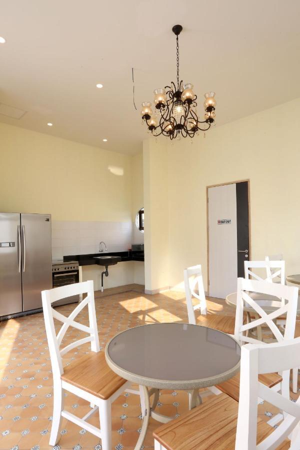 Urbanest Inn House Slipi ジャカルタ エクステリア 写真